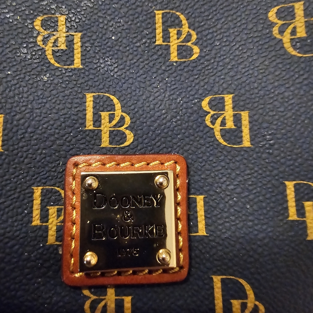 Dooney & Bourke Cin Purse Credit Card Holder - Picture 2 of 7